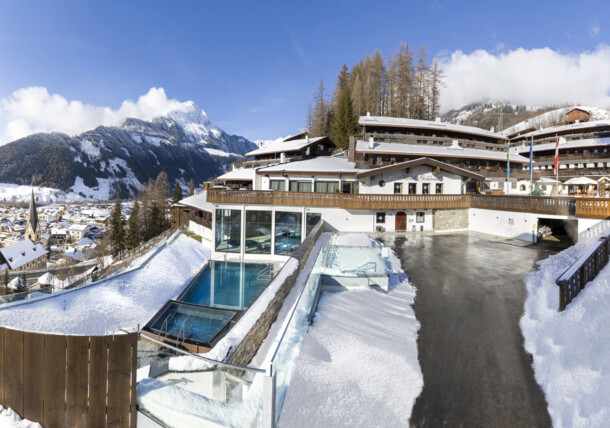     Hotel Goldried im Winter: Außenansicht mit Pool / Matrei